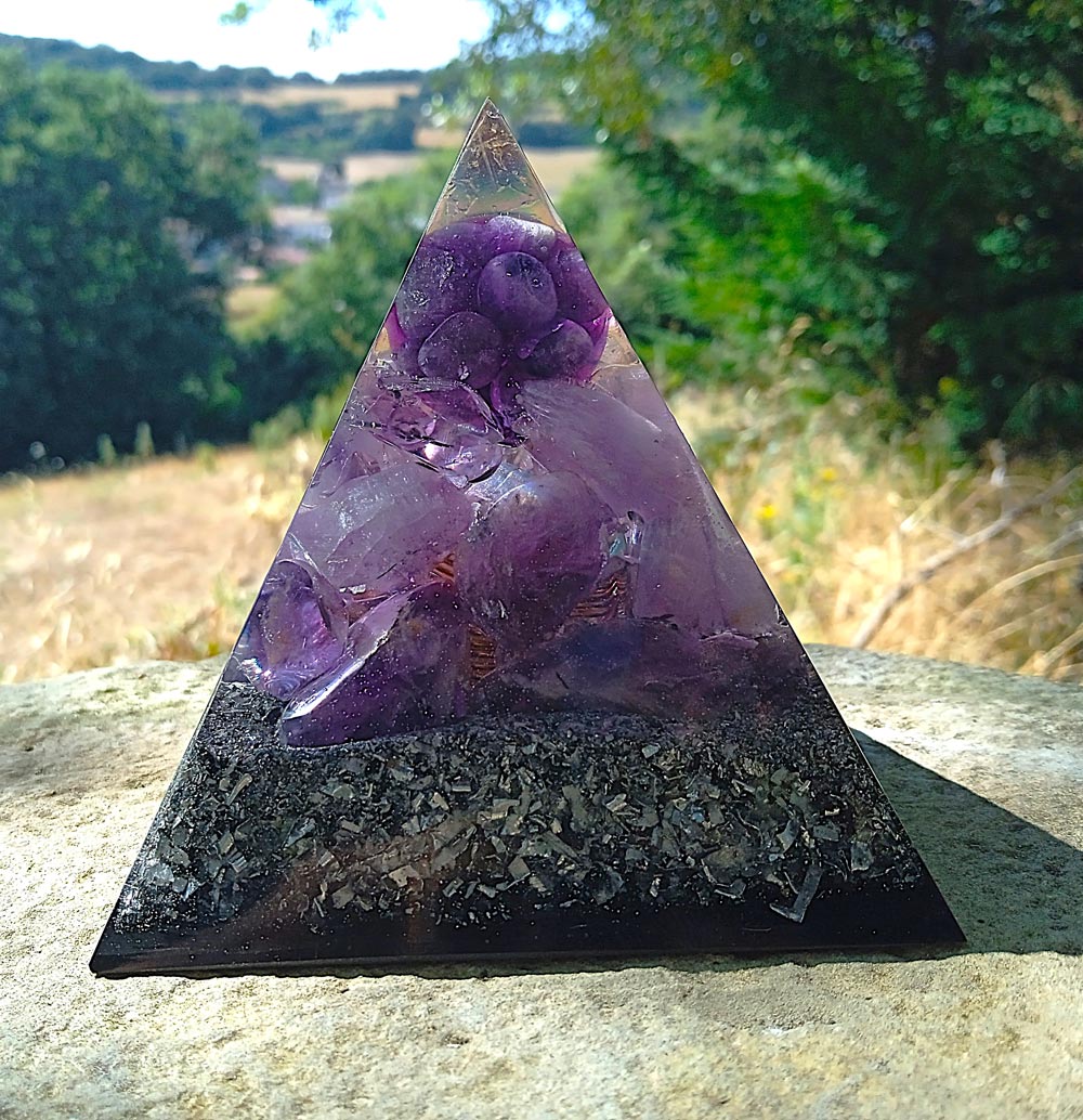 Pirámide de orgonita con amatista 7 Pirámide de orgonita con amatista - Imagen 7