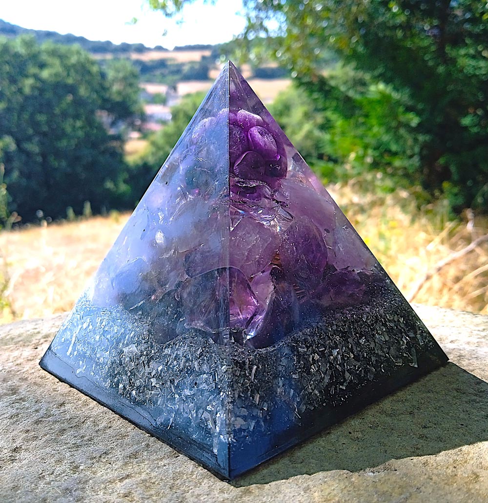 Pirámide de orgonita con amatista 5 Pirámide de orgonita con amatista - Imagen 5