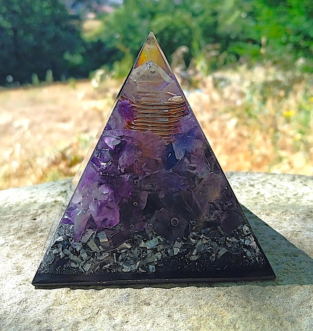 Pirámide de orgonita con amatista 4 Pirámide de orgonita con amatista - Imagen 4
