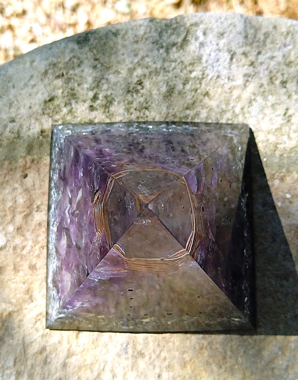 Pirámide de orgonita con amatista 2 Pirámide de orgonita con amatista - Imagen 2