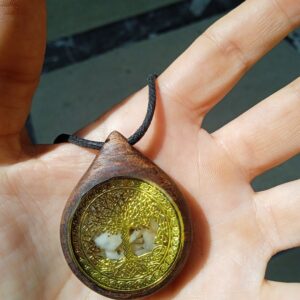 Colgante de Orgón con Árbol de Vida y madera de Nogal
