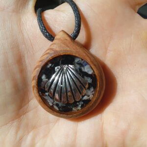 Colgante de Orgón con concha del Camino de Santiago y madera de Encina