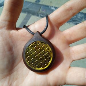 Colgante de Orgón con Flor de Vida y madera de Nogal