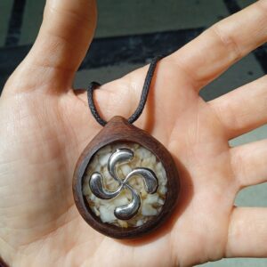 Colgante de Orgón con Lauburu y madera de Nogal